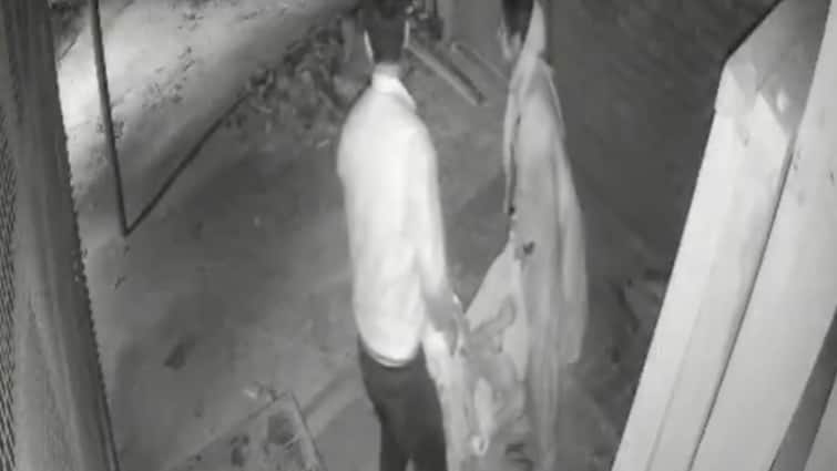 Caught On Cam: Cancer-Stricken Elderly Woman Abandoned On Roadside By Family In Ayodhya, Dies Caught On Cam: Cancer-Stricken Elderly Woman Abandoned On Roadside By Family In Ayodhya, Dies
