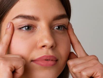 आईलिड्स को भी करें प्रेप : बिना प्रेप किए आईशैडो लाइनिंग फैल सकती है और क्रीज़ बन सकती है. आईलिड्स पर हल्का प्राइमर या कंसीलर लगाएं, ताकि कलर पॉप करे और लंबे समय तक बना रहे.
