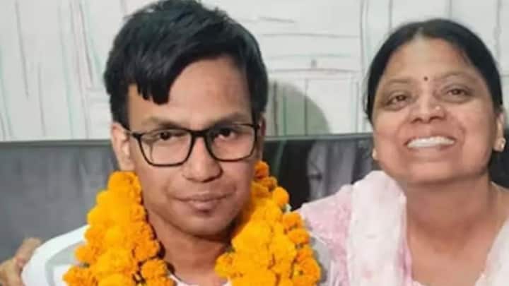 মাত্র কয়েকদিনের মধ্যেই সম্পূর্ণরূপে অন্ধ হয়ে যান তিনি। মনে হয় গোটা পৃথিবীটাই যেন অন্ধকার হয়ে গেল। কিন্তু তাঁর মা বন্দনা সবসময় ছিলেন মনুর পাশে।