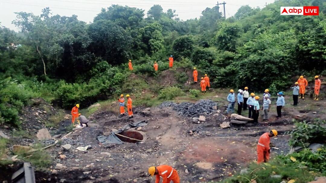Jharkhand: धनबाद में अवैध कोयला खदान ढहने से कई लोगों के दबे होने की आशंका, राहत अभियान में देरी Dhanbad Illegal Coal Mine Collapse NDRF BCCL said Exact location not known not start rescue operation Jharkhand: धनबाद में अवैध कोयला खदान ढहने से कई लोगों के दबे होने की आशंका, राहत अभियान में देरी