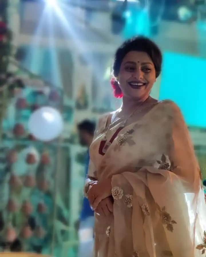 अभिनेत्री ने कहा कि जब वह व्यक्ति मुझे ये सब बता रहा था, तब रात के 8 या 8:30 बज रहे थे। मैं उससे कह रही थी कि मुझे घर जाना है।