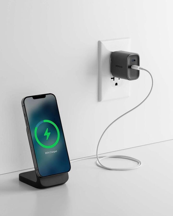 तरीही फोन सतत चार्जिंगला लावून ठेवणं हे बॅटरीच्या आरोग्यासाठी दीर्घकाळासाठी घातक ठरू शकतं.