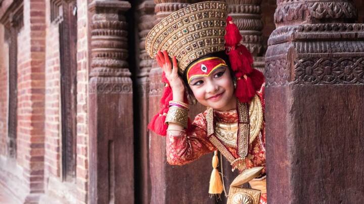 नेपाल में एकल संघीय नागरिकता प्रणाली लागू होती है, जिसका अर्थ है कि प्रत्येक व्यक्ति को सिर्फ एक ही नागरिकता मिलती है. नेपाल ने हाल ही में एक नागरिकता संशोधन विधायक पारित किया है, जो कि महिलाओं को अपनी माता के नाम से नागरिकता प्राप्त करने की अनुमति देता है, भले ही पिता की पहचान न हों.