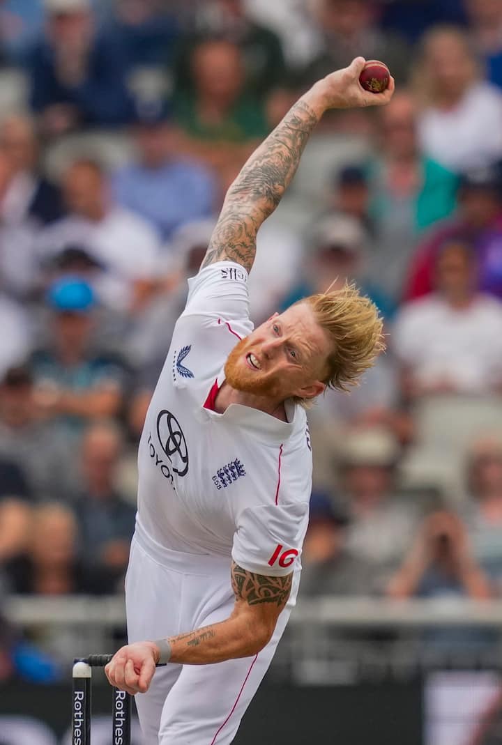 There have been many such players in the history of cricket, who do batting with left hand. But when the turn of bowling comes, we put the ball with the right hand. This list includes Ben Stokes and Sourav Ganguly. Let's look at 5 such players.