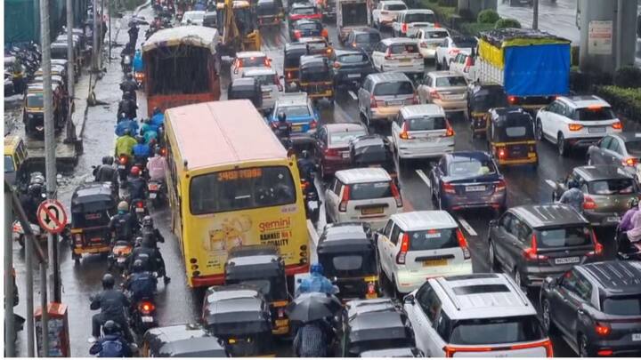 जोरदार पाऊस आणि रस्त्यावर व्हिजिबिलिटी कमी असल्यामुळे वाहन चालक गाड्यांचे हेडलाईट चालू करून हळूहळू मार्ग काढताना रस्त्यावर पाहायला मिळत आहे.