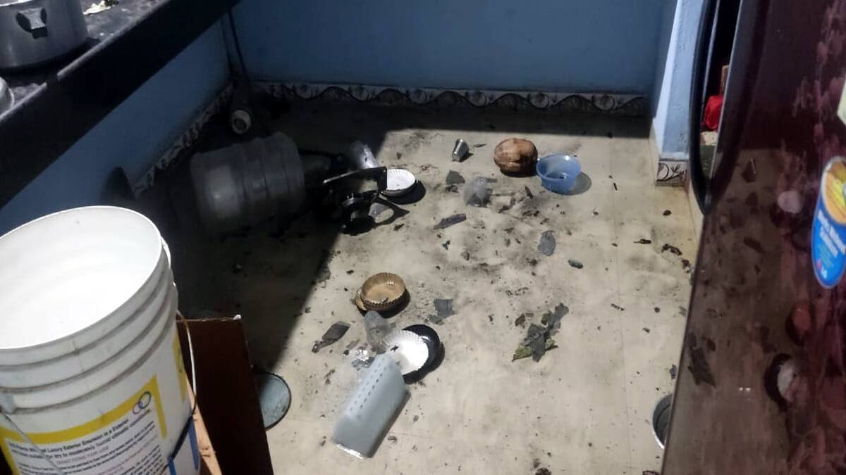 “கடைக்கு வாடகை கேட்கிறீயா?” போட்றா வீட்ல குண்ட.. கறிக்கடைக்காரரின் அதிர்ச்சி செயல்