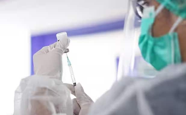स्वास्थ्य बीमा कई लोगों के लिए बड़ी राहत साबित होता है। क्योंकि इसमें बीमा कंपनी इलाज का खर्च वहन करती है। लेकिन हर किसी के पास सालाना प्रीमियम भरने के लिए पर्याप्त पैसे नहीं होते। खासकर गरीब वर्ग के लोगों के लिए इलाज का खर्च वहन करना मुश्किल होता है।