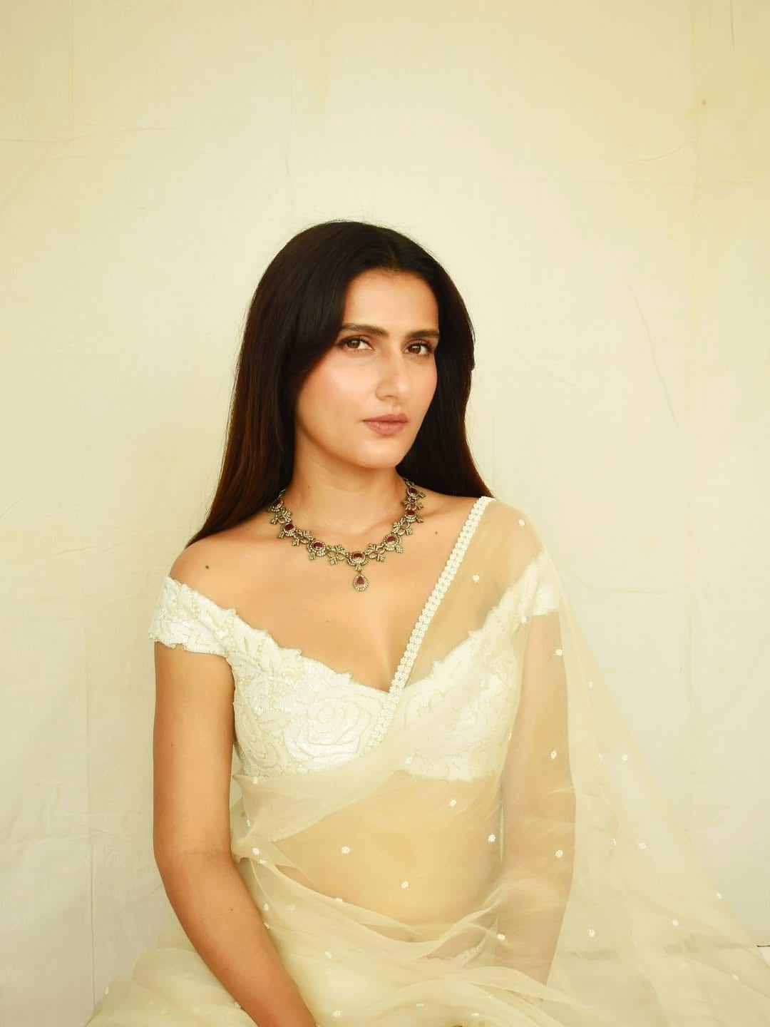 Fatima Sana Sheikh's off-shoulder blouse design-If you want to bring a little western twist in your traditional outfit, then try off the off-shoulder blouse design. This look looks very trendy and glamorous, especially when you are going to a party or special function.