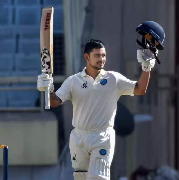 इशान किशन भी इस लिस्ट में हैं। समाचार एजेंसी पीटीआई के मुताबिक, इशान को पंत की जगह टीम इंडिया में शामिल किया जा सकता है। इशान ने भारत के लिए सिर्फ दो टेस्ट मैच खेले हैं।