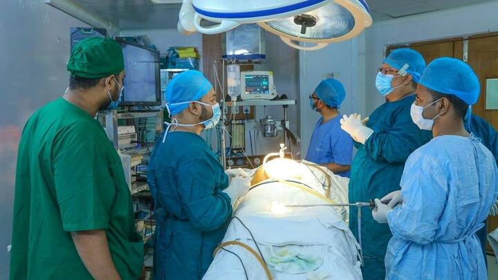 लेकिन जरूरी है कि आपके सभी इलाजों का खर्चा 5 लाख के अंदर ही हो. क्योंकि अगर लिमिट क्रॉस होती है तो इसके बाद आपको इलाज करवाने की सुविधा नहीं मिल पाएगी. इसलिए इस बात का खास तौर पर ध्यान रखें.