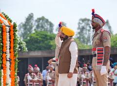 CM ਮਾਨ ਨੇ ਕਾਰਗਿਲ ਵਿਜੇ ਦਿਵਸ 'ਤੇ ਸ਼ਹੀਦਾਂ ਨੂੰ ਭੇਟ ਕੀਤੀ ਸ਼ਰਧਾਂਜਲੀ, ਕਿਹਾ- ਸ਼ਹੀਦ ਸਾਡੇ ਦੇਸ਼ ਦਾ ਸਰਮਾਇਆ, ਨਵੀਂ ਪੀੜ੍ਹੀਆਂ ਲਈ ਪ੍ਰੇਰਨਾ ਸਰੋਤ