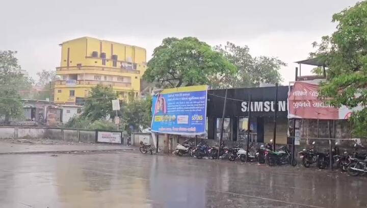 આવતીકાલે, જુલાઈ 27, 2025 ના રોજ, હવામાન વિભાગે ગુજરાતના ત્રણ જિલ્લાઓ માટે ભારેથી અતિભારે વરસાદની આગાહી સાથે રેડ એલર્ટ જાહેર કર્યું છે. આ જિલ્લાઓમાં નીચેનાનો સમાવેશ થાય છે: અરવલ્લી, મહીસાગર, સાબરકાંઠા