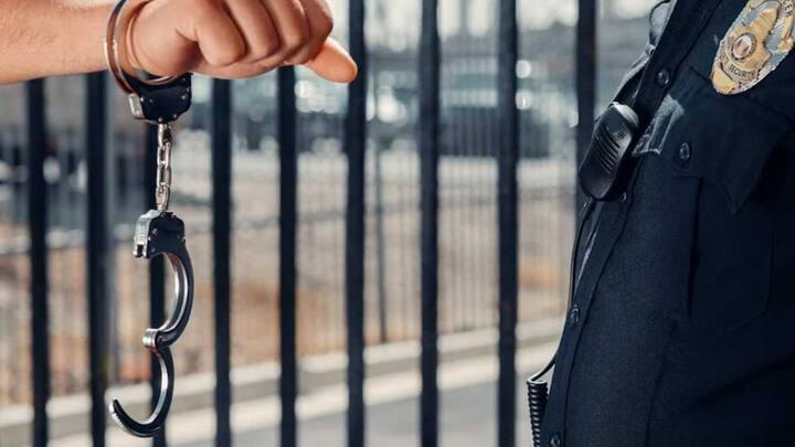 भूटान से भारत इससे ज्यादा सोना लाने पर वह गैरकानूनी माना जाएगा, अगर सीमा से ज्यादा सोना लाते हुए पकड़े गए, तो आपको जुर्माना भरना पड़ सकता है और कानूनी कार्रवाई का सामना भी करना पड़ सकता है.