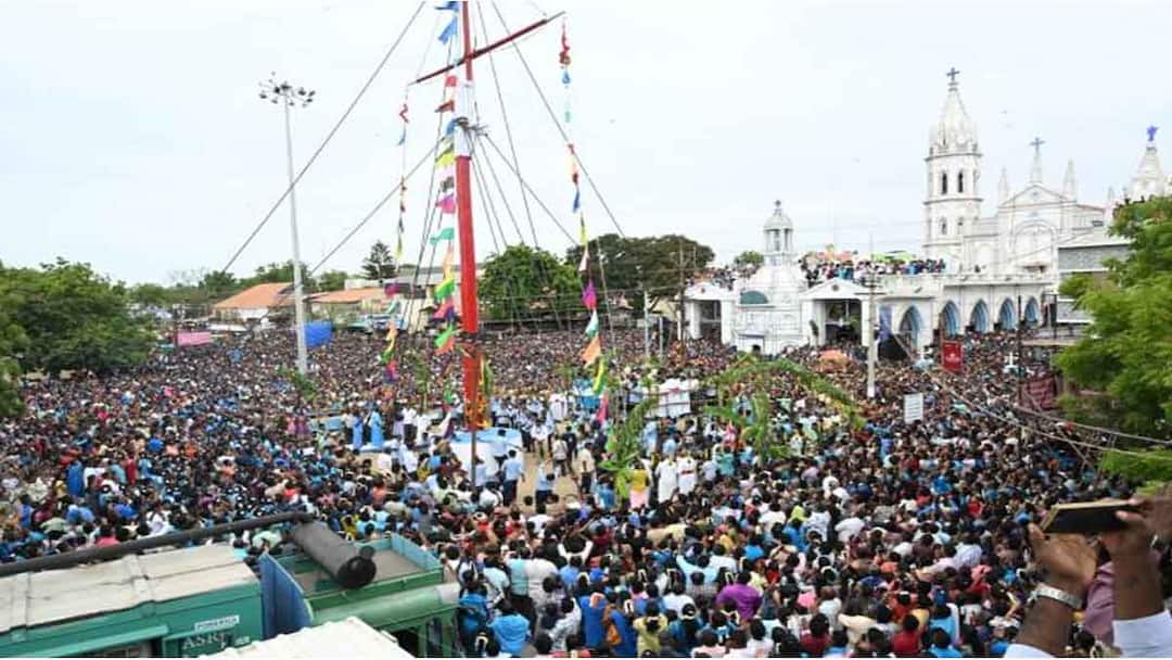 Flag hoisting ceremony at Panimaya Madha Church ThoothukudiThousands of devotees participate! Spectacular events தூத்துக்குடி பனிமய மாதா ஆலயத்தில் கொடியேற்றம்: ஆயிரக்கணக்கான பக்தர்கள் பங்கேற்பு! கண்கவர் நிகழ்வுகள்