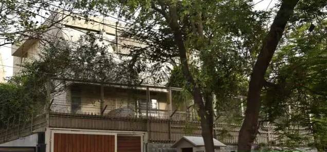 बचपन में वो अपने माता-पिता के साथ दिल्ली के सोपान बंगले में रहा करते थे. ये बंगला दिल्ली के पॉश इलाके गुलमोहर पार्क में स्थित है. हिंदुस्तान टाइम्स की रिपोर्ट के मुताबिक ये बच्चन परिवार का पहला बंगला था और 1980 तक अमिताभ बच्चन के पिता इसी बंगले में अपनी बैठक करते थे. 2007 में एक्टर की मां के निधन हुआ और 2021 में उन्होंने ये बंगला 23 करोड़ में बेच दिया.