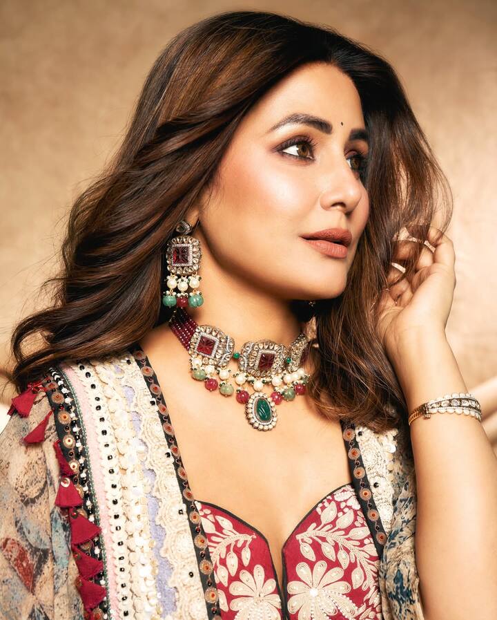 Hina has completed this look with heavy statement neckpiece and matching earrings. Choker style has a necklace multi-layer and has used colorful stones, which is making balance with outfits.