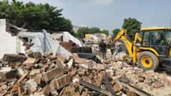 Greater Noida News: ग्रीन बेल्ट की जमीन पर फैले अतिक्रमण पर चला प्राधिकरण का बुलडोजर, अवैध मार्केट ध्वस्त