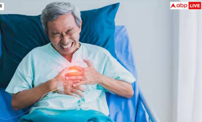 ਆਪਣੇ ਕਿਸੇ ਨੇੜੇ ਦੇ ਵਿਅਕਤੀ ਨੂੰ ਕਾਲ ਕਰੋ: ਇਸ ਨਾਜ਼ੁਕ ਸਥਿਤੀ ਵਿੱਚ, ਕਿਸੇ ਭਰੋਸੇਮੰਦ ਵਿਅਕਤੀ ਜਿਵੇਂ ਕਿ ਪਰਿਵਾਰਕ ਮੈਂਬਰ, ਗੁਆਂਢੀ ਜਾਂ ਦੋਸਤ ਨੂੰ ਕਾਲ ਕਰੋ। ਉਨ੍ਹਾਂ ਨੂੰ ਦੱਸੋ ਕਿ ਤੁਸੀਂ ਐਂਬੂਲੈਂਸ ਬੁਲਾਈ ਹੈ ਅਤੇ ਤੁਹਾਡੀ ਹਾਲਤ ਕਿਵੇਂ ਹੈ। ਉਹ ਤੁਹਾਡਾ ਡਾਕਟਰੀ ਇਤਿਹਾਸ ਜਾਂ ਮਹੱਤਵਪੂਰਨ ਜਾਣਕਾਰੀ ਡਾਕਟਰਾਂ ਨੂੰ ਦੇ ਸਕਦੇ ਹਨ, ਤਾਂ ਜੋ ਇਲਾਜ ਬਿਹਤਰ ਹੋ ਸਕੇ।