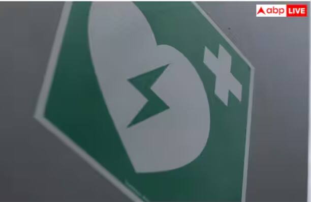 ਤੁਰੰਤ ਐਂਬੂਲੈਂਸ ਨੂੰ ਕਾਲ ਕਰੋ: ਇਹ ਪਹਿਲਾ ਅਤੇ ਸਭ ਤੋਂ ਮਹੱਤਵਪੂਰਨ ਕਦਮ ਹੈ। ਤੁਰੰਤ ਆਪਣੇ ਮੋਬਾਈਲ (ਭਾਰਤ ਵਿੱਚ 108 ਜਾਂ 112) ਤੋਂ ਐਂਬੂਲੈਂਸ ਨੂੰ ਕਾਲ ਕਰੋ। ਕਾਲ ਕਰਦੇ ਸਮੇਂ, ਆਪਣੀ ਸਥਿਤੀ ਅਤੇ ਸਹੀ ਸਥਾਨ ਸਪਸ਼ਟ ਤੌਰ 'ਤੇ ਦੱਸੋ। ਫ਼ੋਨ ਕਾਲ ਚਾਲੂ ਰੱਖਣ ਦੀ ਕੋਸ਼ਿਸ਼ ਕਰੋ ਤਾਂ ਜੋ ਮਦਦ ਤੁਹਾਡੇ ਤੱਕ ਜਲਦੀ ਪਹੁੰਚ ਸਕੇ।