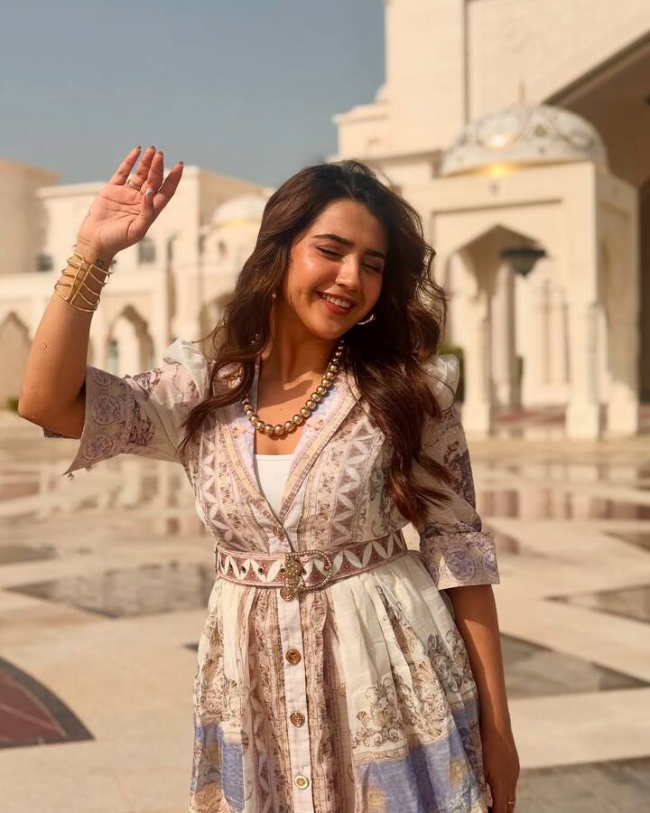 ये हसीना कोई और नहीं बल्कि रोशनी वालिया हैं. वो अजय देवगन और मृणाल ठाकुर की फिल्म सन ऑफ सरदार में अहम भूमिका निभाती नजर आएंगी.