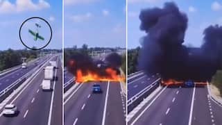Plane Crashes Into Highway Video: आपत्कालीन लँडिंग करण्याचा प्रयत्न, विमान थेट हायवेवर कोसळलं; विमानाच्या भडक्यात  दोन भरधाव कारही स्फोटाने हवेत उडाल्या