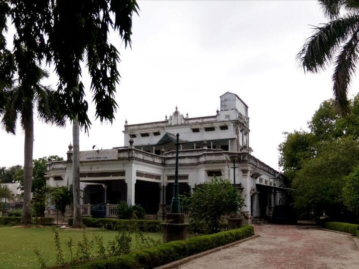 इतना ही नहीं इलाहाबाद में उनकी एक पुश्तैनी प्रॉपर्टी है. अगर उनकी नेटवर्थ पर गौर फरमाएं तो अमिताभ बच्चन 1600 करोड़ रुपयों के मालिक हैं.