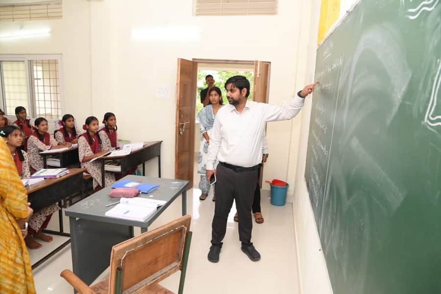 Mancherial News: టీచర్గా మారిన మంచిర్యాల జిల్లా కలెక్టర్, అనంతరం విద్యార్థులతో కలిసి భోజనం