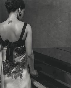 கார்குழல் கடவையே என்னை எங்கே இழுக்கிறாய்...பிளாக் & வைட்டில் சமந்தா