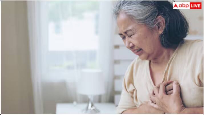 ਦਿਲ ਦੇ ਦੌਰੇ ਦੀ ਸਥਿਤੀ ਉਦੋਂ ਹੋਰ ਵੀ ਗੰਭੀਰ ਹੋ ਜਾਂਦੀ ਹੈ ਜਦੋਂ ਕੋਈ ਵਿਅਕਤੀ ਇਕੱਲਾ ਹੁੰਦਾ ਹੈ। ਅਜਿਹੀ ਸਥਿਤੀ ਵਿੱਚ, ਆਪਣੇ ਆਪ ਨੂੰ ਬਚਾਉਣ ਲਈ ਤੁਰੰਤ ਸਹੀ ਕਦਮ ਚੁੱਕਣਾ ਬਹੁਤ ਜ਼ਰੂਰੀ ਹੈ ਅਤੇ ਹਰ ਸਕਿੰਟ ਕੀਮਤੀ ਹੁੰਦਾ ਹੈ। ਮਾਨੇਸਰ ਦੇ ਫੋਰਟਿਸ ਹਸਪਤਾਲ ਦੇ ਕਾਰਡੀਅਕ ਸਰਜਰੀ ਵਿਭਾਗ ਵਿੱਚ ਕਾਰਡੀਅਕ ਅਤੇ ਵਸਕੂਲਰ ਸਰਜਨ ਡਾ. ਮਹੇਸ਼ ਵਾਧਵਾਨੀ ਨੇ ਦੱਸਿਆ ਹੈ ਕਿ ਜੇਕਰ ਇਕੱਲੇ ਹੋਣ 'ਤੇ ਦਿਲ ਦਾ ਦੌਰਾ ਪੈਂਦਾ ਹੈ ਤਾਂ ਕੀ ਕਰਨਾ ਚਾਹੀਦਾ ਹੈ?