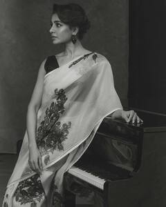 Samantha: మ్యూజిక్... మ్యాజిక్... ట్రెడిషనల్ శారీలో అందాల సమంత - బ్లాక్ అండ్ వైట్‌లో క్యూట్ లుక్స్ చూశారా?