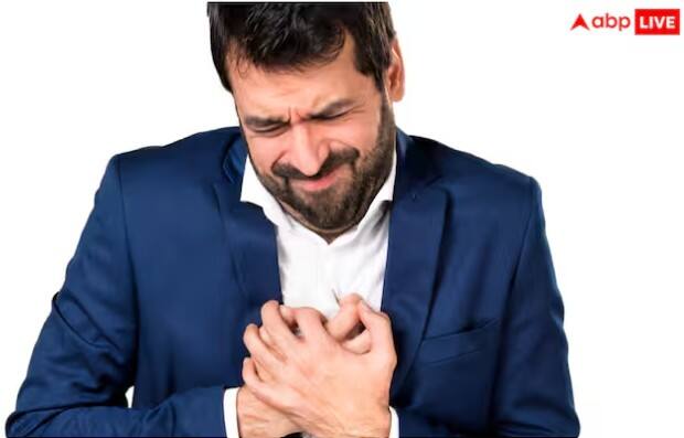 ਐਸਪਰੀਨ ਲਓ (ਜੇ ਉਪਲਬਧ ਹੋਵੇ): ਜੇਕਰ ਤੁਹਾਨੂੰ ਐਸਪਰੀਨ ਤੋਂ ਐਲਰਜੀ ਨਹੀਂ ਹੈ, ਤਾਂ 300 ਮਿਲੀਗ੍ਰਾਮ ਐਸਪਰੀਨ ਚਬਾਓ। ਇਹ ਖੂਨ ਨੂੰ ਪਤਲਾ ਕਰਦਾ ਹੈ ਅਤੇ ਖੂਨ ਦੇ ਥੱਕੇ ਬਣਨ ਦੀ ਸੰਭਾਵਨਾ ਨੂੰ ਘਟਾਉਂਦਾ ਹੈ।