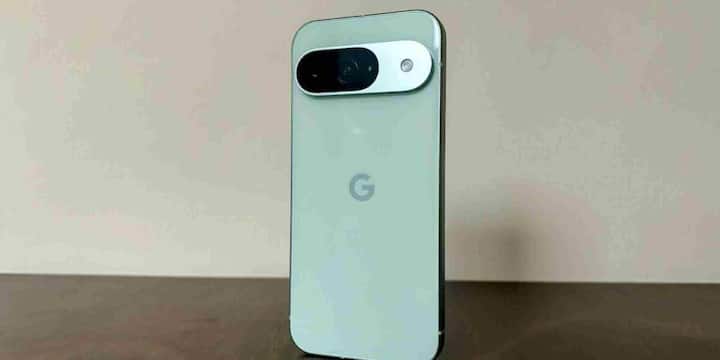 Google Pixel 10 Series 20 अगस्त को लॉन्च होने वाला है. इस बार कंपनी चार वेरिएंट पेश कर सकती है Pixel 10, Pixel 10 Pro, Pixel 10 Pro XL और Pixel 10 Pro Fold. कीमत की बात करें तो यह सीरीज़ 79,999 रुपये से शुरू होकर 1,79,999 रुपये तक जा सकती है.