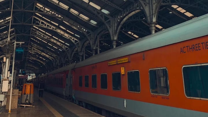 अगर आप पूरी ट्रेन बुक करना चाहते हैं. तो बुकिंग करने के लिए आपको IRCTC की FTR यानी Full Tariff Rate सर्विस का इस्तेमाल करना होगा. इसके लिए आप ऑनलाइन रिक्वेस्ट डाल सकते हैं. बता दें बुकिंग कम से कम 30 दिन पहले और ज्यादा से ज्यादा 6 महीने पहले की जा सकती है.