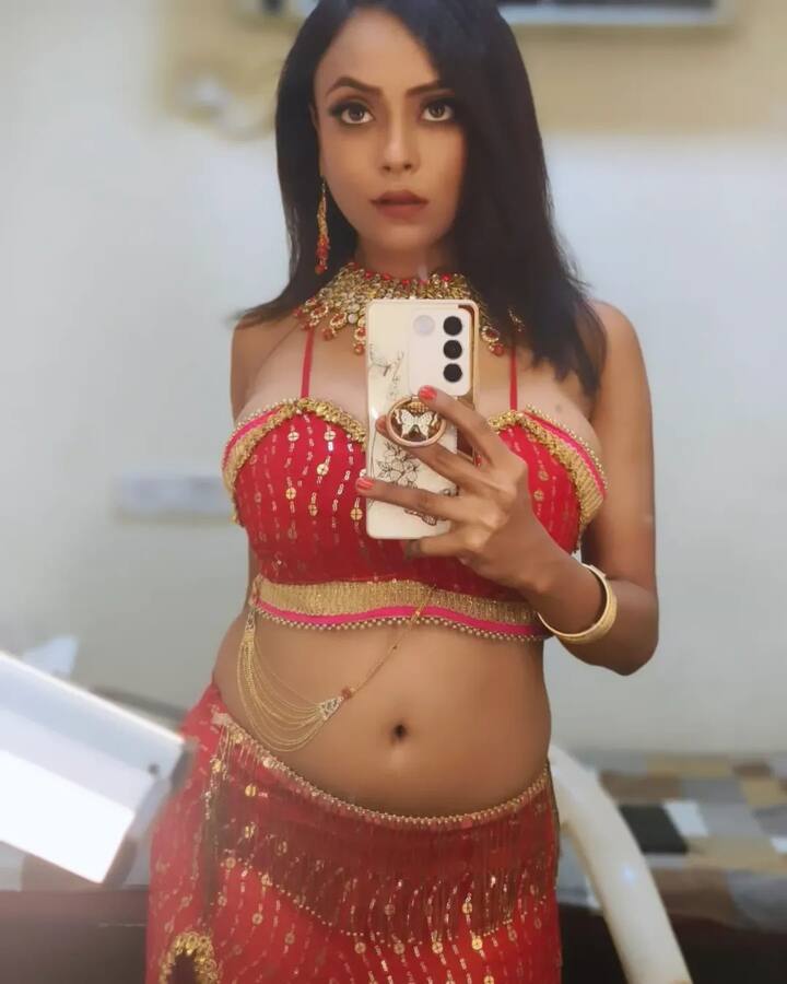 गंदी बात फेम नेहल वडोलिया ने हाल ही में एक इंटरव्यू में बताया कि इंटीमेट सीन पर उनके पेरेंट्स का क्या रिएक्शन होता है.आप उनके सोशल मीडिया पोस्ट से अंदाजा लगा सकते हैं कि वो रियल लाइफ में कितनी ग्लैमरस हैं.