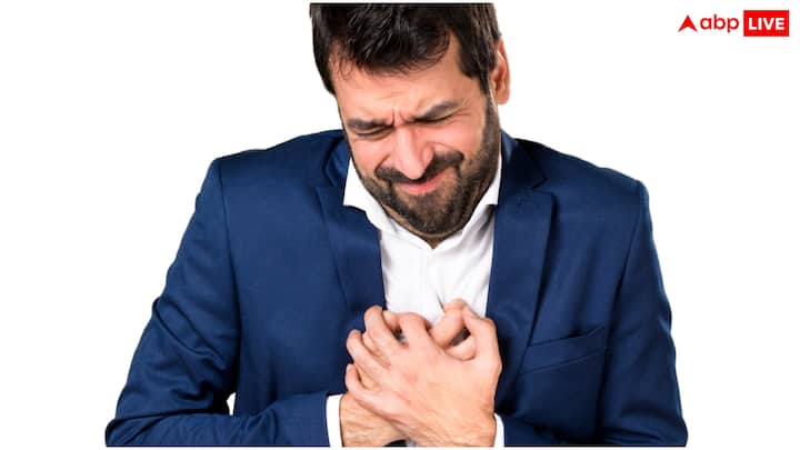 एस्पिरिन लें (यदि उपलब्ध हो): अगर आपको एस्पिरिन से कोई एलर्जी नहीं है, तो 300 मिलीग्राम की एक एस्पिरिन चबा लें. यह खून को पतला करके खून के थक्के बनने की संभावना को कम करती है.