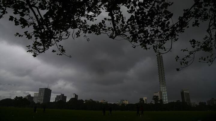 সোমবার থেকে বুধবারের মধ্যে বিক্ষিপ্তভাবে ভারী বৃষ্টির সম্ভাবনা রয়েছে দার্জিলিং, জলপাইগুড়ি, উত্তর ও দক্ষিণ দিনাজপুরে ভারী বৃষ্টির পূর্বাভাস।