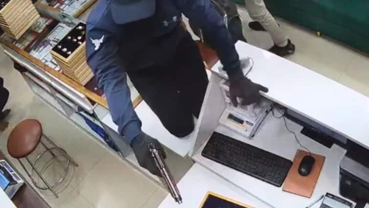 ’15-Second’ Robbery Caught On CCTV: Masked Men Loot Jewellery Worth Rs 18 Lakh At Gun Point