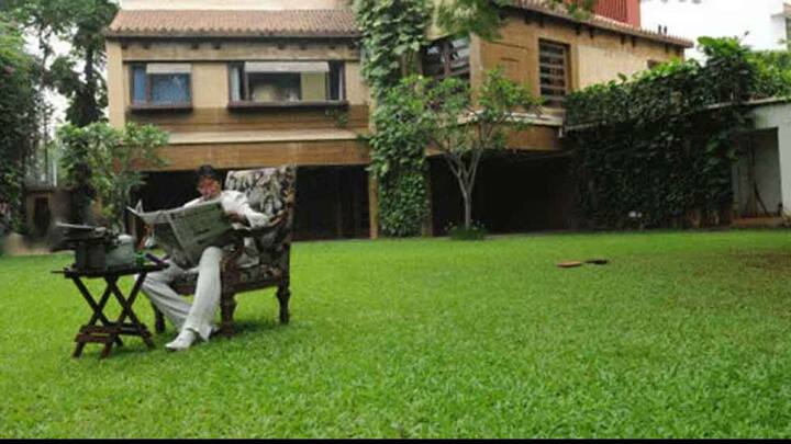 उन्होंने मुंबई में उन्होंने अपना पहला बंगला प्रतीक्षा खरीदा था. टाइम्स ऑफ इंडिया के रिपोर्ट के मुताबिक जंजीर की सफलता के बाद उन्होंने 8 लाख में प्रतीक्षा खरीदा. उनके बेटे अभिषेक बच्चन की शादी इसी बंगले में हुई थी.