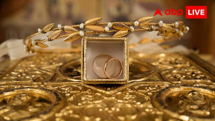 आज के दौर में सोने की कीमतें इतनी ज्यादा हो गई हैं कि आम आदमी के लिए सोना खरीदना मुश्किल होता जा रहा है. आजकल सोने की कीमतें लगातार बढ़ती जा रही हैं.