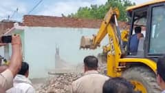 धर्मांतरण के मास्टरमाइंड छांगुर के भतीजे सबरोज के मकान पर चला बुलडोजर, भारी पुलिस बल रहा तैनात