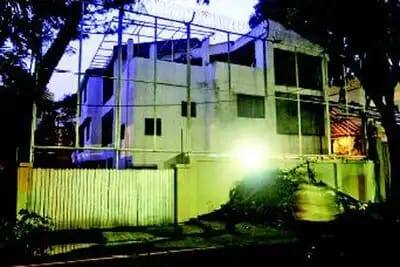 इतना ही नहीं उनके पास एक और बंगला है जिसका नाम वत्स है. 5 करोड़ में खरीदा गया ये बंगला अब बैंक को लीज पर दिया गया है. बंगलों के अलावा एक्टर ने अंधेरी में एटलांटिस नाम के बिल्डिंग में 27 और 28वें फ्लोर पर एक 31 करोड़ का डुप्लेक्स भी खरीदा था. इस घर का नाम उन्होंने आशियाना रखा.