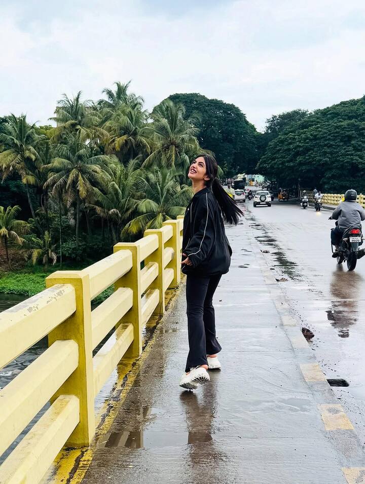 Rocking a sleek all-black outfit, she let the mood of the season shine through her look.