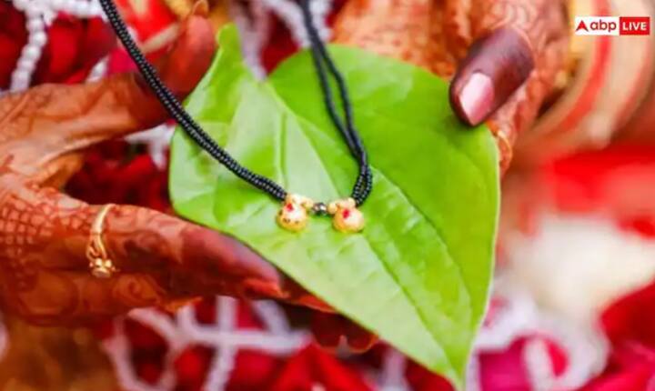 ਜਿਨ੍ਹਾਂ ਕੁੜੀਆਂ ਦੇ ਵਿਆਹ ਵਿੱਚ ਵਾਰ-ਵਾਰ ਰੁਕਾਵਟਾਂ ਆ ਰਹੀਆਂ ਹਨ ਅਤੇ ਉਹ ਵਿਆਹ ਨਹੀਂ ਕਰਵਾ ਪਾ ਰਹੀਆਂ, ਉਨ੍ਹਾਂ ਨੂੰ ਤੀਜ ਵਾਲੇ ਦਿਨ ਸ਼ਿਵ-ਪਾਰਵਤੀ ਦੀ ਪੂਜਾ ਕਰਨੀ ਚਾਹੀਦੀ ਹੈ। ਪੂਜਾ ਤੋਂ ਬਾਅਦ, ਵਿਆਹੀਆਂ ਔਰਤਾਂ ਨੂੰ ਲਾਲ ਸਾੜੀ ਅਤੇ ਅੰਗੂਠੀਆਂ ਦਾਨ ਕਰੋ।