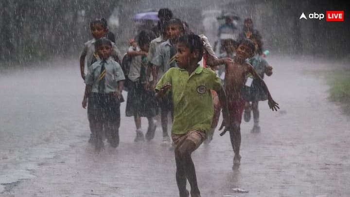 वहीं, वायनाड और पलक्कड़ जिले में भारी बारिश के कारण नदियों और बांधों का जलस्तर इतना बढ़ गया कि वायनाड के बाणासुर सागर और पलक्कड़ जिले में स्थित अलियार बांध के फाटक खोल दिए गए हैं. ऐसे में इन सभी इलाकों में रहने वाले स्थानीय निवासियों के लिए अलर्ट जारी किया गया है.