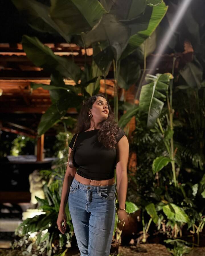 भाग्यश्री मोटे सोशल मीडियावर देखील तितकीच सक्रिय असते. सोशल मीडियावर ती तिच्या चाहत्यांसाठी खास व्हिडीओ आणि फोटो शेअर करत असते.