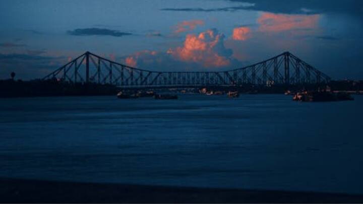 पश्चिम बंगाल की राजधानी कोलकाता को क्लाइमेट सेंट्रल के नजरिए से देखें तो समुद्री जलस्तर का बढ़ना इस शहर के आस्तित्व को खत्म कर सकता है. बारिश में हमेशा यहां बाढ़ आती है.