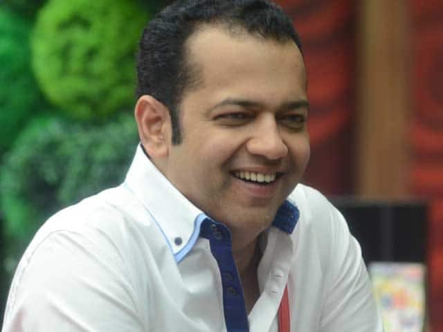 राहुल महाजन बिग बॉस सीजन 2 में नजर आए थे. इस दौरान उनकी और शो की बाकी फीमेल कंटेस्टेंट के बीच टकराव देखने को मिला. यहां तक की उन्होंने बिग बॉस हाउस से दीवार पार कर भागने की भी कोशिश की थी. इस हरकत से राहुल महाजन चर्चाओं में रहे.