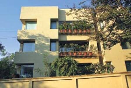 जलसा से 50 कदम की दूरी पर अमिताभ बच्चन का ऑफिस है. इस बंगले के नाम जनक है. फिल्मों की सारी बातें और इंपॉर्टेंट मीटिंग्स यही पर होती हैं. फाइनेंशियल एक्सप्रेस की रिपोर्ट के अनुसार जब इस बंगले को खरीदा गया तब इसकी कीमत 8 करोड़ थी.