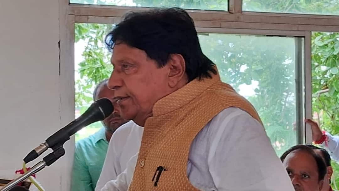 Samajwadi Party MP Ramji Lal Suman Said Conversion happening due to inequality in Hinduism ANN सपा सांसद रामजीलाल सुमन बोले- 'हिंदू धर्म में असमानता के चलते हो रहा धर्म परिवर्तन'