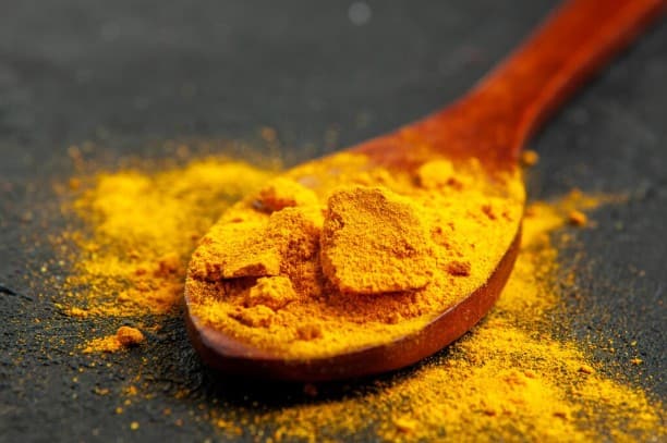 हल्दी: हल्दी एक नेचुरल एंटीसेप्टिक है. रोज सुबह गर्म पानी या दूध के साथ एक चुटकी हल्दी लेने से पेट के कीड़ों में राहत मिल सकती है. कच्ची हल्दी का रस ज्यादा असरदार होता है.